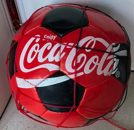 9730-1 € 5,00 coca cola voetbal rood zwart wit leder.jpeg